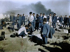 1917年、エジプト、中東キャンペーンに参加するために募集されたイギリス中国労働軍の労働者のキャンプ（オートクローム） 作： Paul Castelnau
